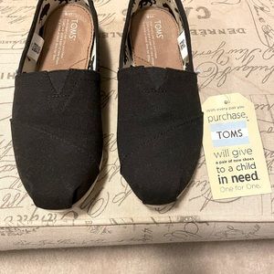 Toms flat shoes in black - new with tags